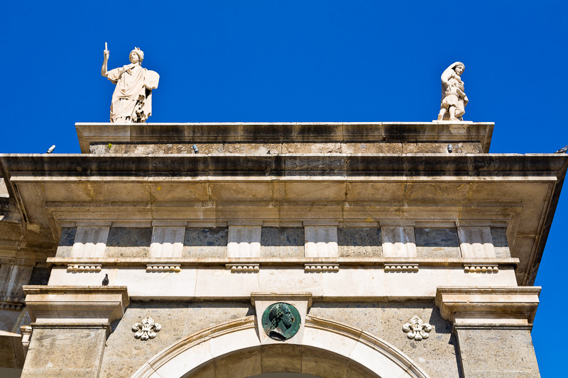 Le statue che adornano il colonnato di piazza del Plebiscito