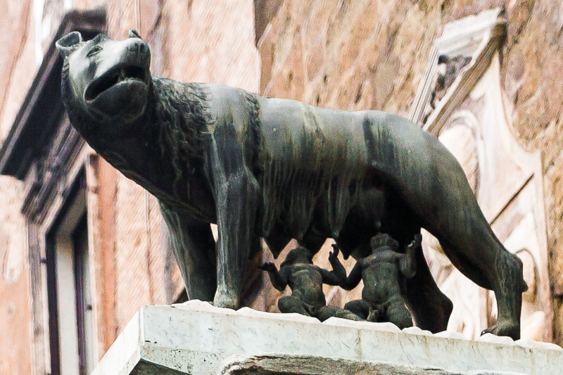 La statua brozea della Lupa con Romolo e Remo